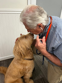 Dr. Kanouse kissing a dogs nose